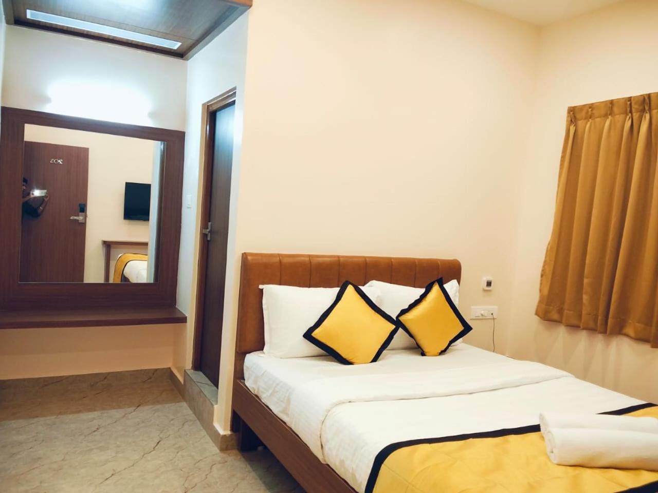 Uj Pallazzio - Business Class Luxury Hotel Tiruvannamalai Exterior photo